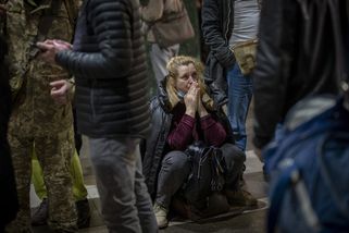 Mrazivé záběry z Ukrajiny: Muže chtěli násilím odvést do armády, přátelé se mu vrhli na pomoc